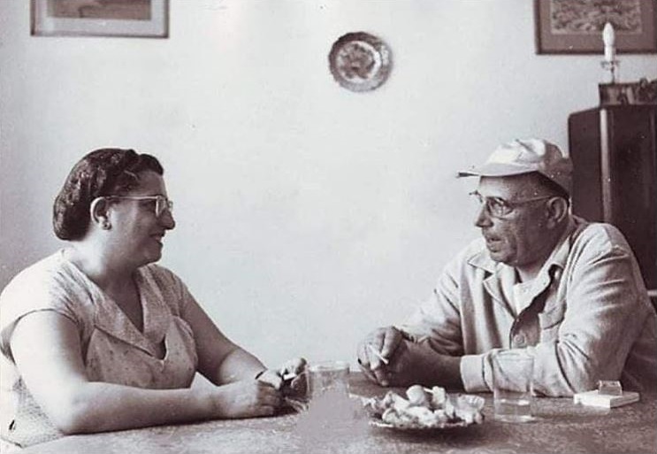 Myxalandri.gr / Σπάνια φωτογραφία του Ορέστη Μακρή με τη σύζυγό του στο  Χαλάνδρι το &#39;50