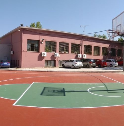 Διευθύντρια σχολείου στο Χαλάνδρι υποχρεώνει τους μαθητές σε “κοινωνική εργασία” προκειμένου  να τους σβήσει απουσίες