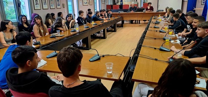 Συνάντηση του δημάρχου Σίμου Ρούσσου με μαθητές του 4ου Λυκείου Χαλανδρίου