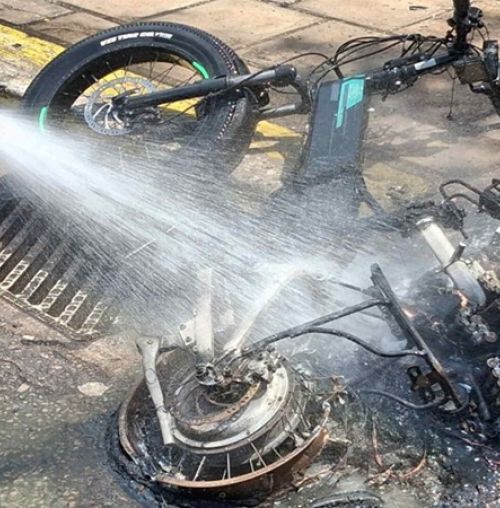 Στις φλόγες ηλεκτρικό μοτοποδήλατο στο Χαλάνδρι