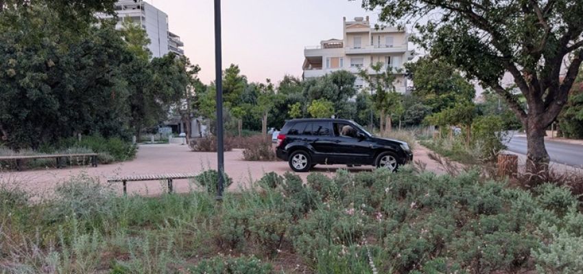 Οδηγός στάθμευσε το αυτοκίνητό του μέσα σε πάρκο στο Κάτω Χαλάνδρι
