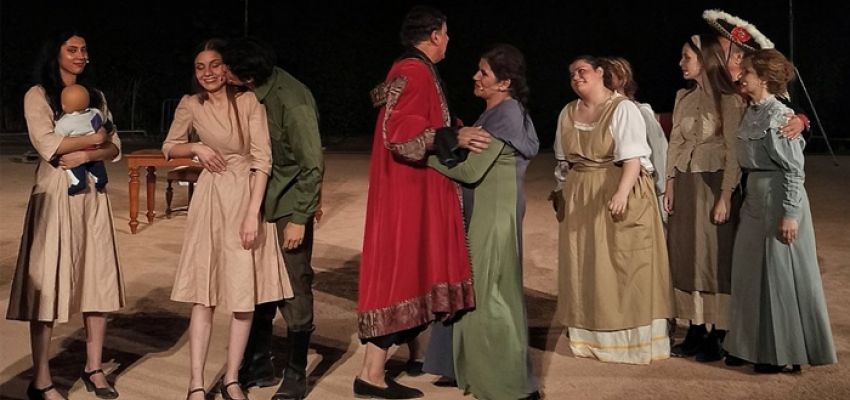 Η παράσταση “Ο Κύκλος με την Κιμωλία” από τη ΣΑΕΚ Χαλανδρίου ‘ζωντάνεψε’ στη σκηνή του Θεάτρου Ρεματιάς