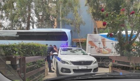 Περιπολικό και σχολικά πούλμαν προκάλεσαν κυκλοφοριακό χάος στην οδό Τζαβέλλα